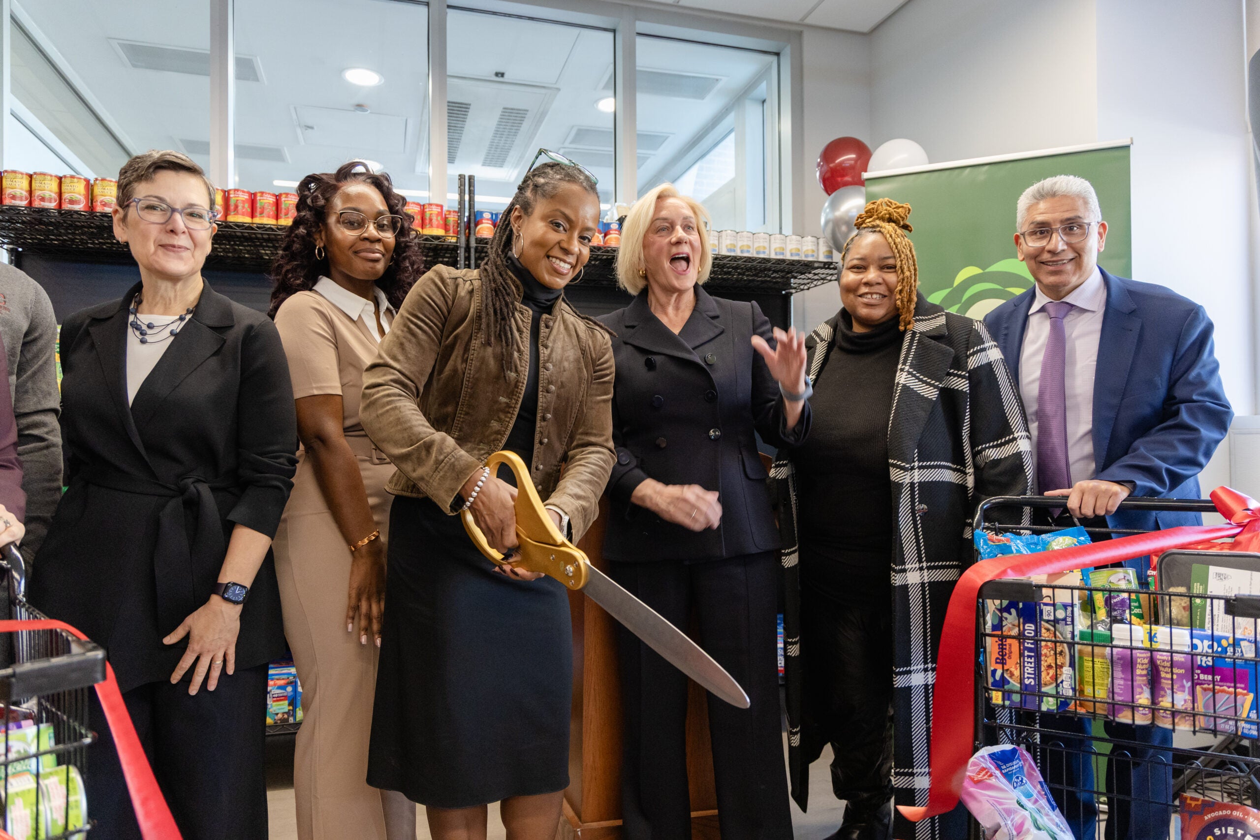 City Colleges of Chicago and the Greater Chicago Food Depository announce the grand opening of Kennedy-King College’s Statesmen Market as part of their shared goal to end hunger for college students and their families